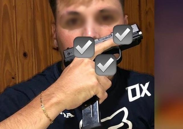 Dos jóvenes mostraron armas de fuego en TikTok y quedaron detenidos.