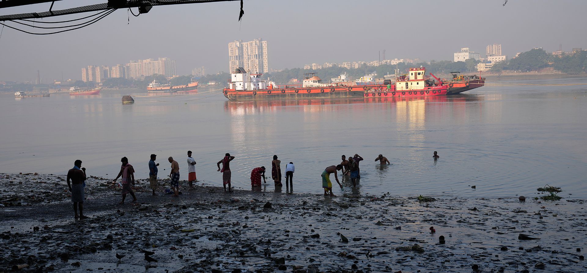 Devotos hindúes realizan rituales matutinos a orillas del río Hooghly en Calcuta, India, el martes 18 de noviembre de 2025. (Foto AP/Aijaz Rahi) Devotos hindúes realizan rituales matutinos a orillas del río Hooghly en Calcuta, India, el martes 18 de noviembre de 2025. (Foto AP/Aijaz Rahi)