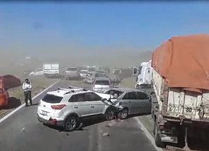 La tormenta de viento y tierra provocó un accidente con más de 30 vehículos en la autopista Rosario - Córdoba
