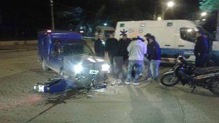 Una camioneta chocó con una moto en Lamadrid y Mendoza