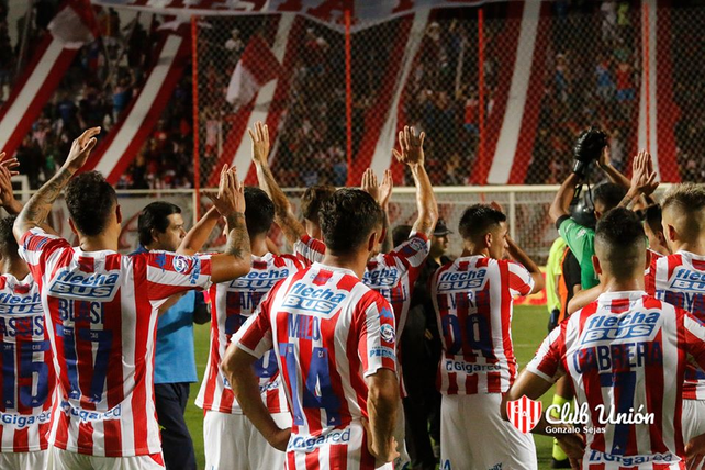 Los jugadores del plantel de Uni&oacute;n est&aacute;n pr&aacute;cticamente al d&iacute;a