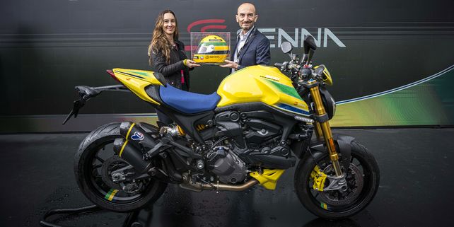 Bianca Senna (CEO de Senna Brands) y Claudio Domenicali (CEO de Ducati) con la Monster 341.