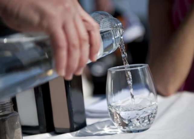 Las redes desataron una polémica por la venta de agua filtrada en bares rosarinos.