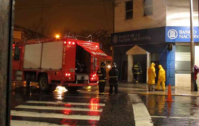 El aviso a los bomberos lo dio un agente de la GUM que esperaba el colectivo frente al banco. (Foto: A.Amaya)