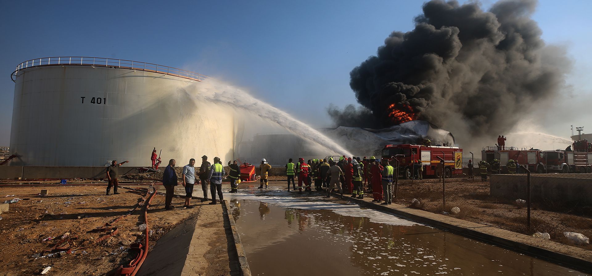 Incendio en la refinería Zawiya en Libia el 11 de agosto del 2026. Un ataque con un drones fue la causa del origen del incendio de grandes dimensiones en uno de los tanques de la refinería y se expandió rápidamente por una parte de las instalaciones, generando "enormes daños estructurales. (AP foto/Yousef Murad Incendio en la refinería Zawiya en Libia el 11 de agosto del 2026. Un ataque con un drones fue la causa del origen del incendio de grandes dimensiones en uno de los tanques de la refinería y se expandió rápidamente por una parte de las instalaciones, generando "enormes daños estructurales. (AP foto/Yousef Murad