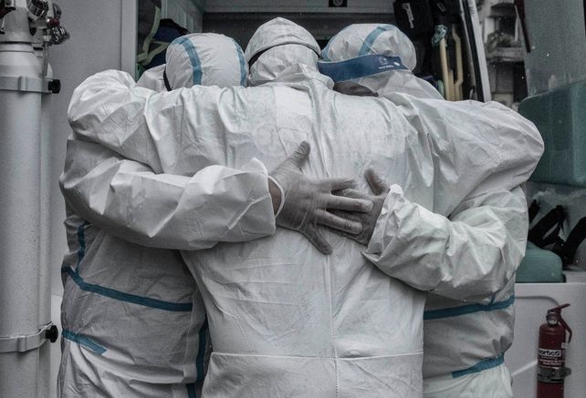 EMOCIÓN. Los trabajadores sanitarios del hospital de Mercedes en un abrazo sentido.