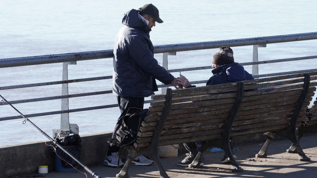 Abrigo y mates al sol para hacerle frente a el tiempo en la ciudad