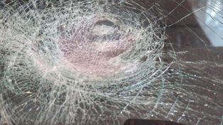 El le hizo un comentario machista y ella le destrozó el  parabrisas a piedrazos