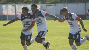 Todo es alegría en Tablada. Gonzalo Gómez acaba de marcar el primer gol de Central Córdoba ante Berazategui y lo abrazan Tomás Ramírez y Joaquín Messi.