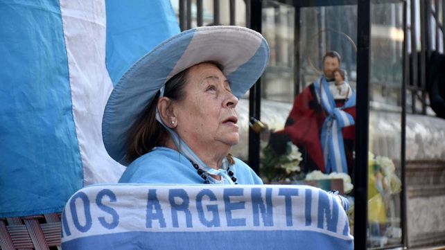 San Cayetano: miles de fieles se movilizan para pedirle al santo cristiano por trabajo y salud