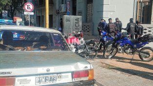 En barrio Roma: apresaron a los ocupantes de un auto robado y uno de ellos fue reconocido como autor de otro violento robo.