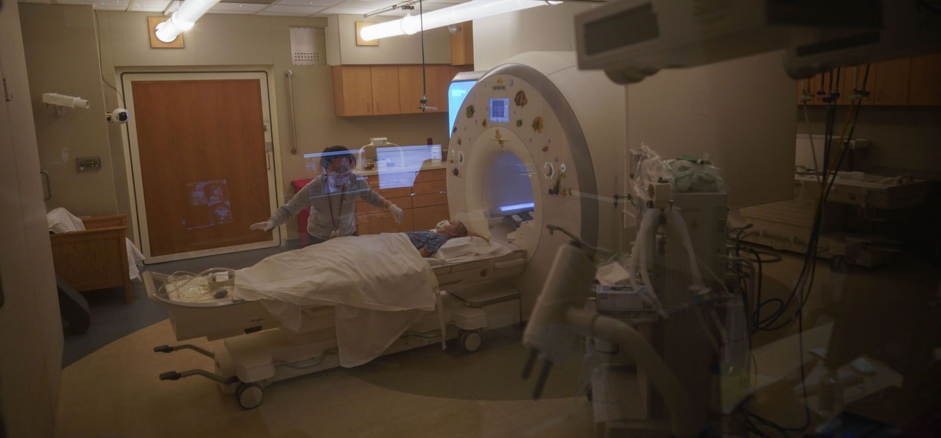Charlie Forte, de 8 años, está preparado para una resonancia magnética durante un largo día de pruebas en el Hospital Nacional de Niños, en Washington, el miércoles 26 de enero de 2022. Charlie no tenía COVID-19, pero su hermana, Lexie, de 6 años, sí. Ambos son parte de un estudio de varios años financiado por los NIH en el Hospital Nacional de Niños para analizar los impactos de COVID-19 en la salud física y la calidad de vida de los niños.