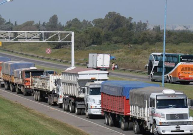 Congestión de camiones en la autopista a Santa Fe y piquetes en San Lorenzo