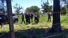 El personal de Gendarmería Nacional durante la recorrida al predio ubicado en la zona norte de Rosario. El personal de Gendarmería Nacional durante la recorrida al predio ubicado en la zona norte de Rosario.
