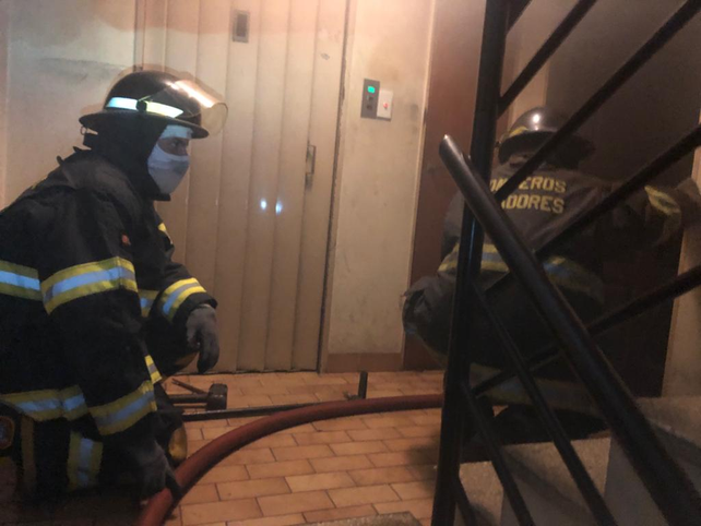 Bomberos del Cuartel Central de Rosario en plena labor en el edificio.&nbsp;