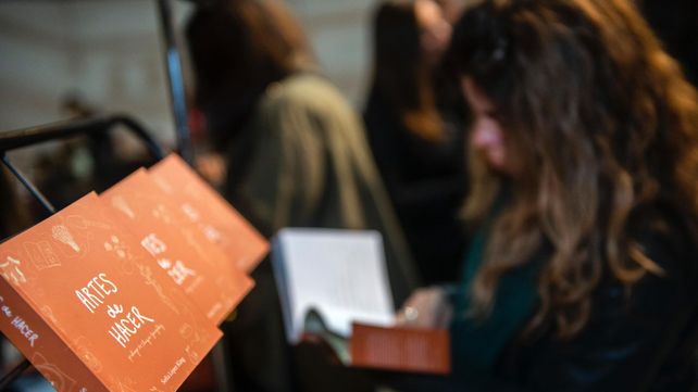Un libro que rescata el trabajo manual de artesanos de Rosario se presenta en Londres y París
