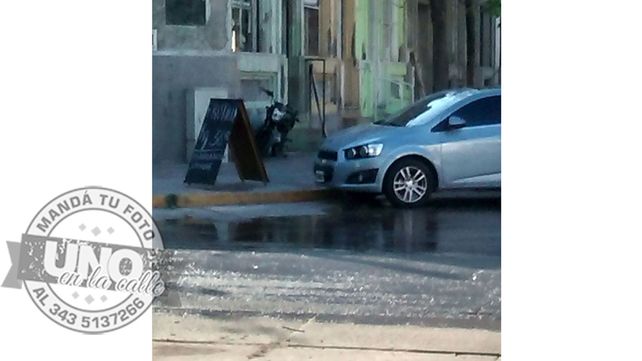 Derroche de agua en edificio municipal
