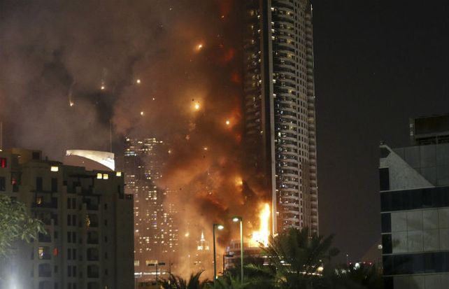 El edificio de 300 metros en llamas generó conmoción y estupor.