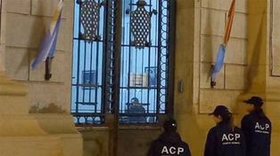 Personal de la Agencia de Control Policial frente a la Unidad Regional V de Rafaela.&nbsp;