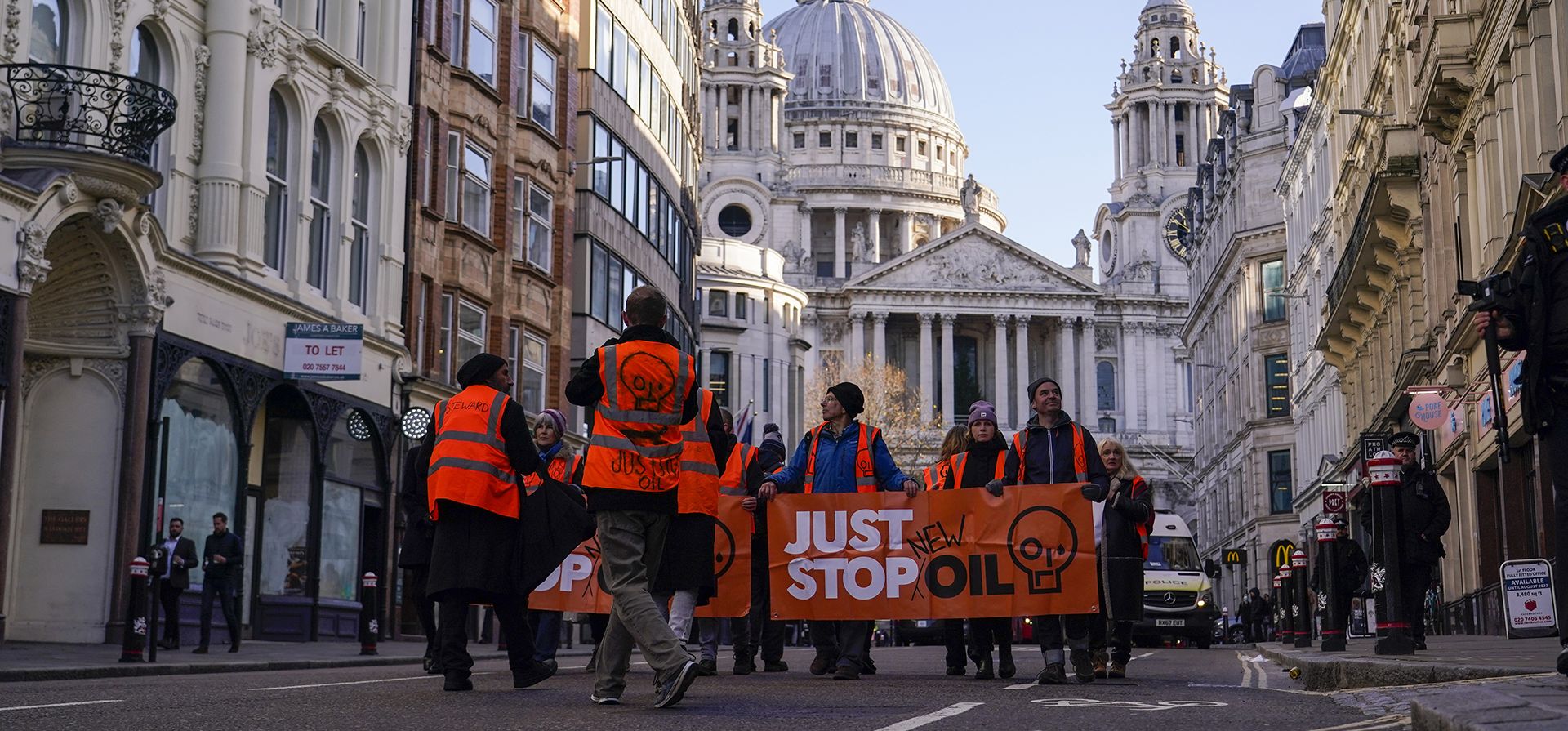 Activistas del grupo Just Stop Oil sostienen pancartas mientras reducen la velocidad del tráfico, marchando en una calle, en el distrito financiero de la City de Londres, el martes 6 de diciembre de 2022. Foto: AP/Alberto Pezzali