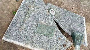 Vandalismo en el Cementerio de La Paz: rompieron placas