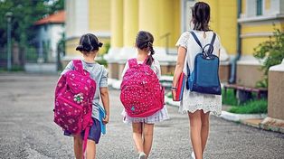 Cómo deben llevar las mochilas los chicos