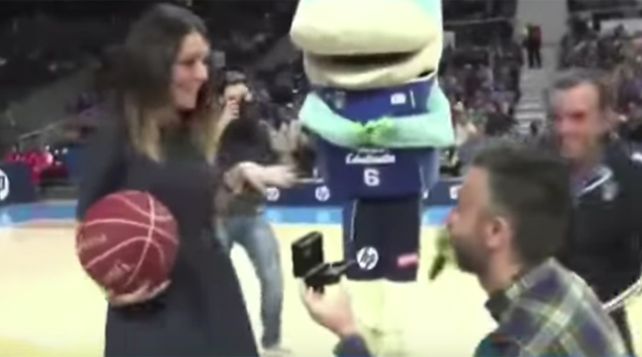 Le salió mal la canasta: le propuso matrimonio en pleno partido de básquetbol y lo rechazaron