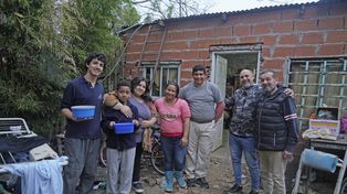 Martín (segundo desde la derecha) junto a los colaboradores que lo ayudan todos los días en los comedores.