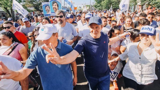 El gobernador y el candidato a sucesor caminaron en Concordia para celebrar el 17 de octubre.