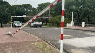 Insólito: a menos de un día de su reapertura, dañaron el limitador de altura del puente del Parque Garay