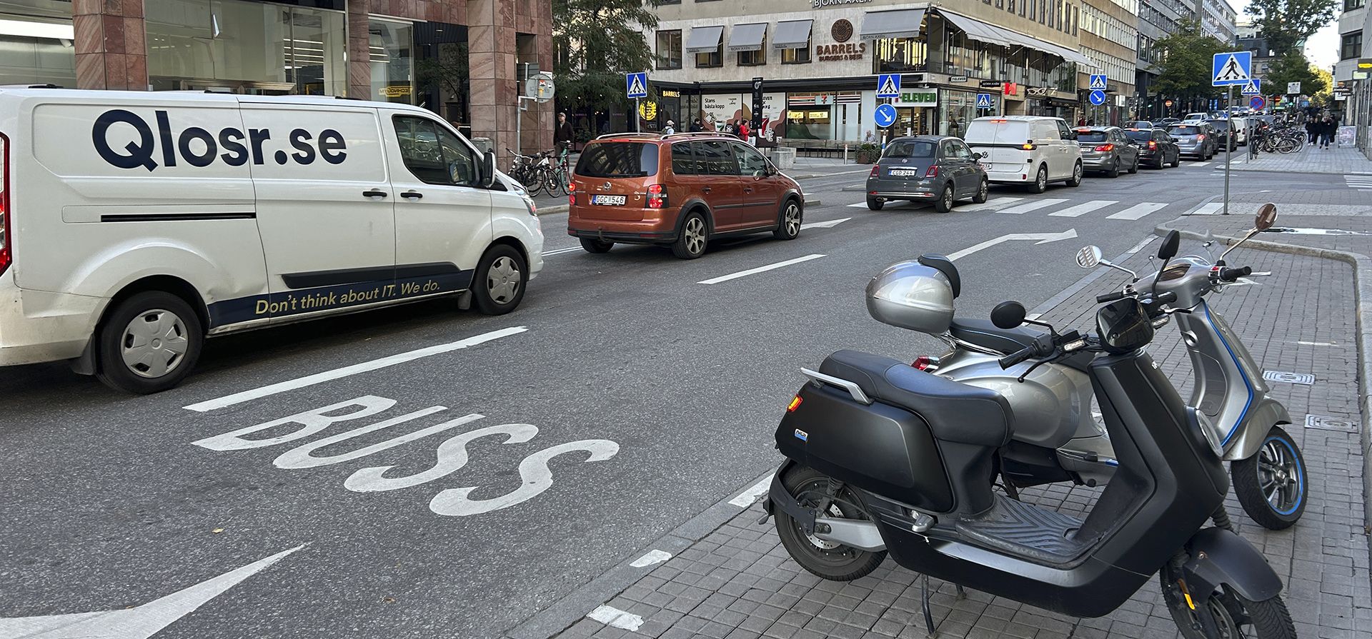 Los automóviles circulan por una carretera en el centro de la ciudad de Estocolmo, Suecia, el jueves 12 de octubre de 2023. La capital sueca planea prohibir los automóviles de gasolina y diésel en partes de Estocolmo, comenzando gradualmente con un distrito comercial del centro poco congestionado, en un esfuerzo para frenar la contaminación y reducir el ruido, pero también para impulsar el progreso técnico hacia más vehículos eléctricos. (Foto AP/Karl Ritter) Los automóviles circulan por una carretera en el centro de la ciudad de Estocolmo, Suecia, el jueves 12 de octubre de 2023. La capital sueca planea prohibir los automóviles de gasolina y diésel en partes de Estocolmo, comenzando gradualmente con un distrito comercial del centro poco congestionado, en un esfuerzo para frenar la contaminación y reducir el ruido, pero también para impulsar el progreso técnico hacia más vehículos eléctricos. (Foto AP/Karl Ritter)