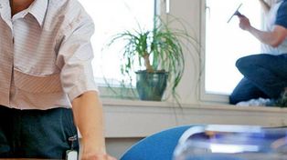 Los empleadores de personas que trabajan en casas particulares deberán pagar más aportes