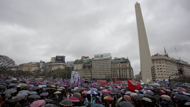Una multitud vestida de negro marchó contra la violencia de género y los femicidios