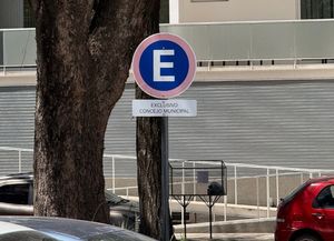 Proponen cobrar estacionamiento a funcionarios y concejales frente al municipio para financiar obras en veredas y rampas