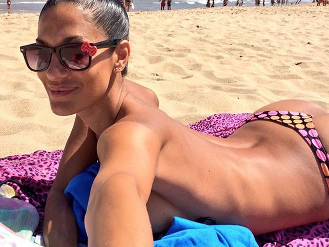 Una morocha hot suelta en las playas de Punta