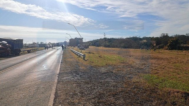Ruta 11: auto chocó de frente con un camión y hay heridos