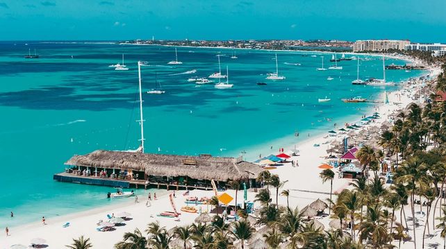 Se analizan unos 17 viajes al exterior pagados en dólares y en efectivo por el ministro Manuel Adorni. en especial el viaje a Aruba con su familia&nbsp; 