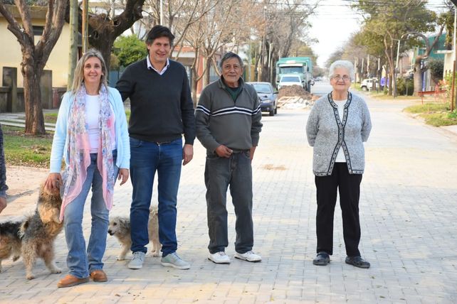 El intendente Rolvider Santacroce anunció remodelaciones y pavimentación en el barrio.