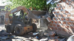 La topadora avanza sobre la casa que funcionaba como punto de venta de drogas en manos de gente ligada a Pollo Vinardi.