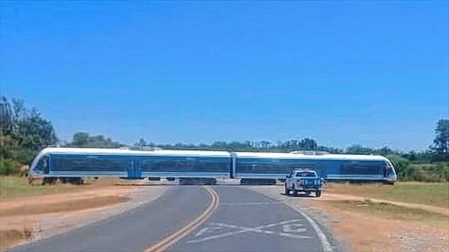 En medio de las pruebas para que el tren llegue a La Picada prendieron fuego los durmientes