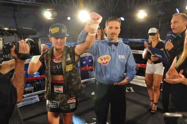 La Bonita Bermúdez baja del andamio y se sube al ring