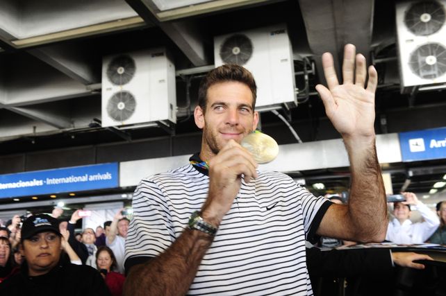 Del Potro llegó al país y fue saludado calurosamente por el público en Aeroparque