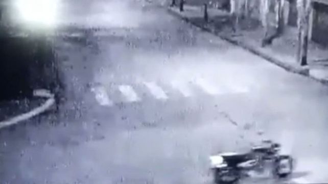 Una moto que anda sola fue grabada por una cámara frente a una casa velatoria