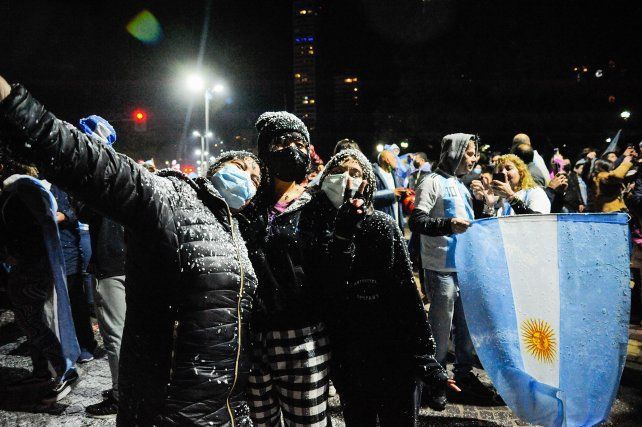 Festejos en el monumento tras la consagración del seleccionado argentino en Brasil. Foto Celina Mutti Lovera.