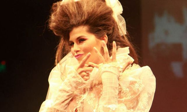 Loly desfiló con encajes y transparencias vestida de novia. (Teleshow)