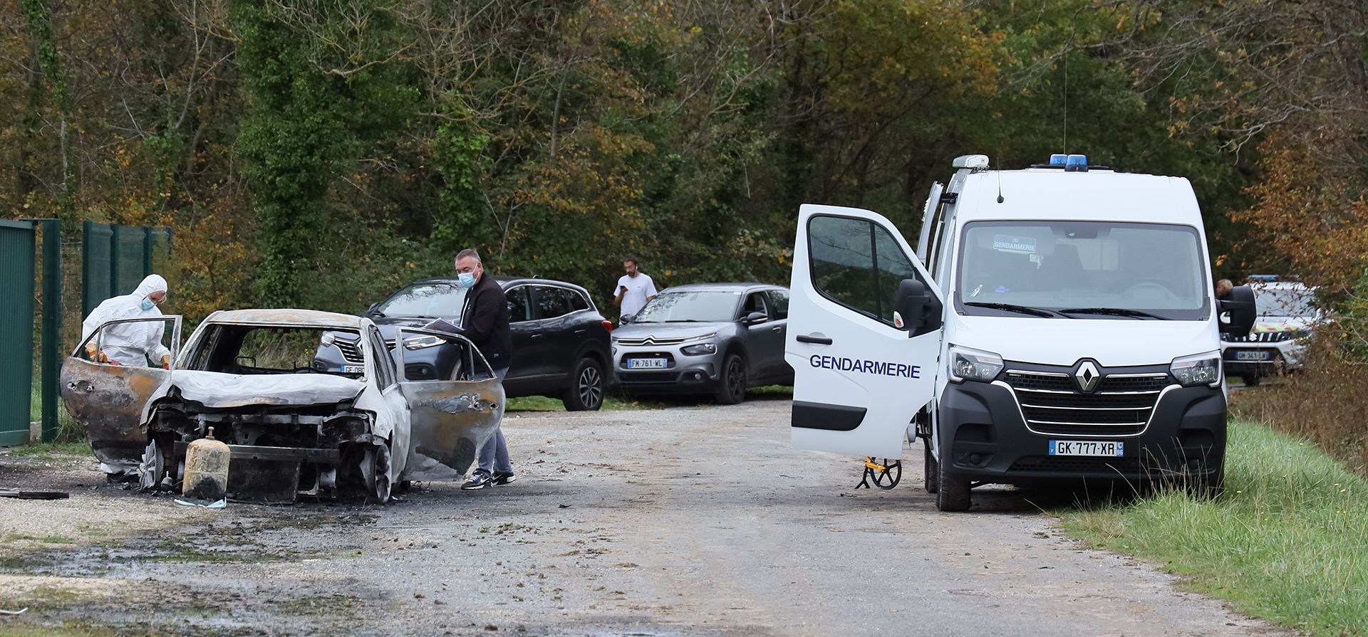 Los investigadores inspeccionan el coche calcinado después de que un conductor atropellara deliberadamente a peatones y ciclistas en dos pueblos vecinos de la Île d'Oléron, una tranquila isla francesa popular entre los turistas frente a la costa atlántica, el miércoles 5 de noviembre de 2025. (Foto AP/Yohan Bonnet) Los investigadores inspeccionan el coche calcinado después de que un conductor atropellara deliberadamente a peatones y ciclistas en dos pueblos vecinos de la Île d'Oléron, una tranquila isla francesa popular entre los turistas frente a la costa atlántica, el miércoles 5 de noviembre de 2025. (Foto AP/Yohan Bonnet)
