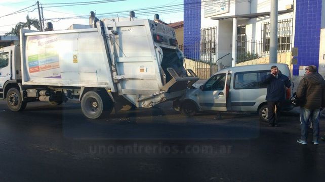 Paraná: Conductor ebrio chocó contra un camión recolector de residuos