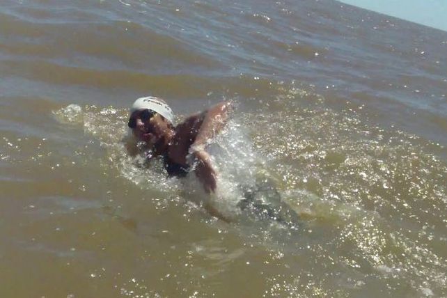 Cruzó el Río de la Plata a nado por una causa solidaria y la gente no le cumplió