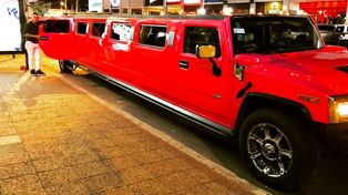 ¿Qué famoso argentino utilizó esta limusina hummer para trasladarse en un evento en Paraguay?