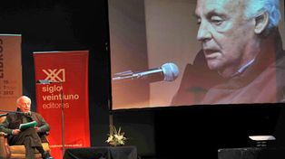 Galeano en la Feria del Libro: El mundo est&aacute; en guerra contra los pobres y no contra la pobreza